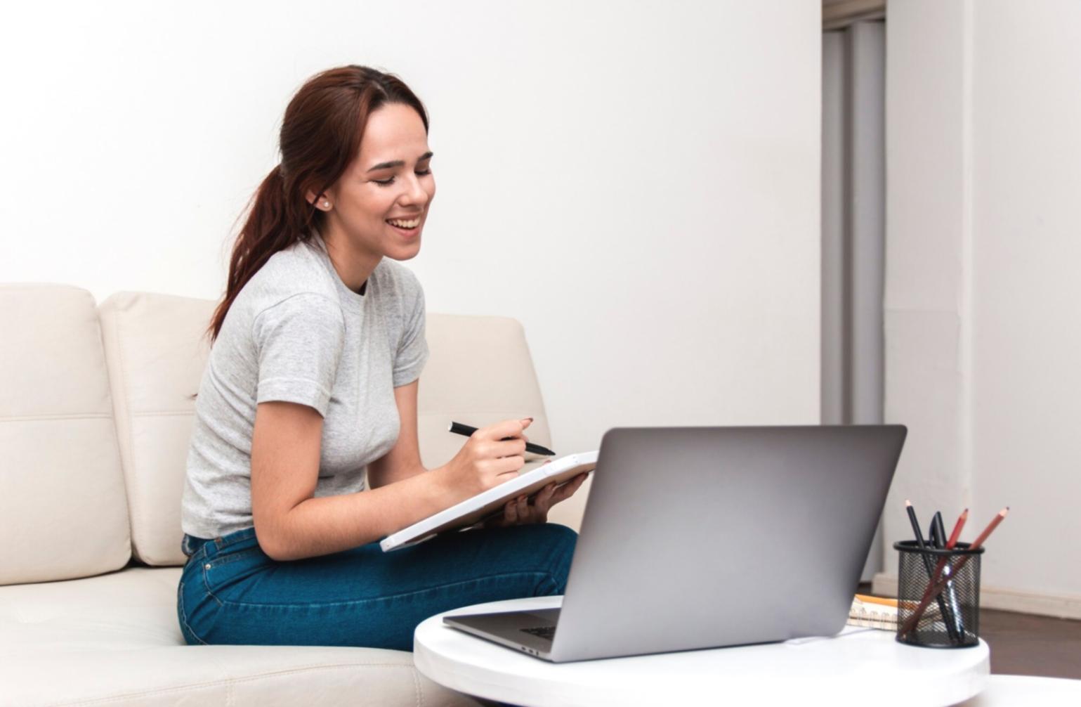 Formation audit budgétaire avec documents financiers et calculatrice