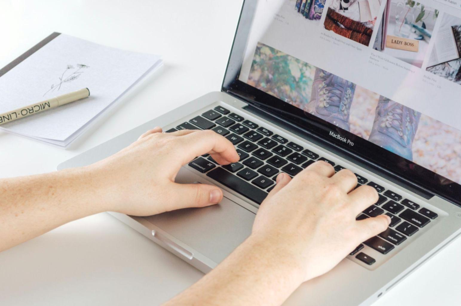 Analyse de documents financiers complexes sur un bureau